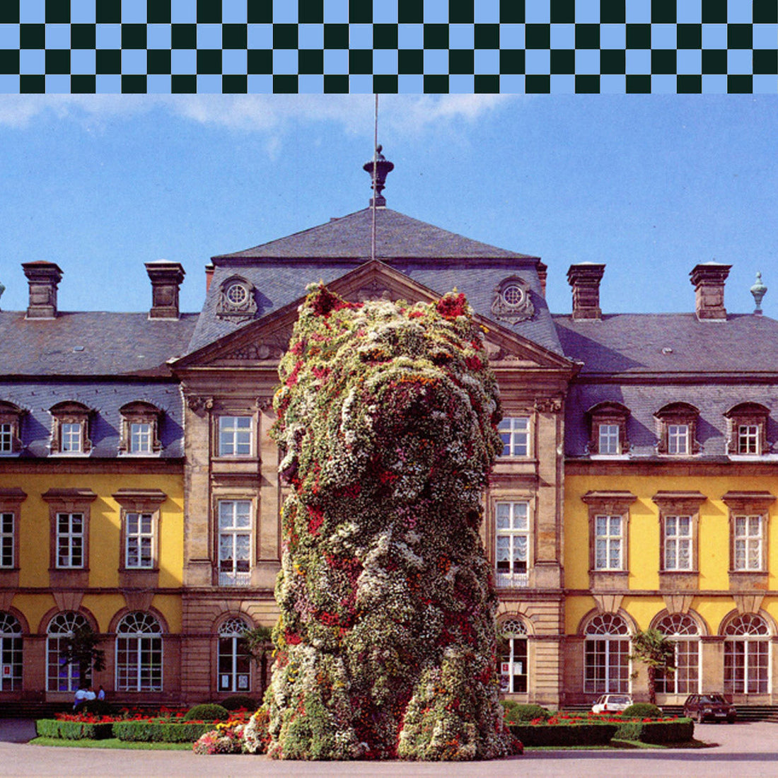 Jeff Koon's Puppy from the Dior AW12 Fashion show in Paris. Holland Street